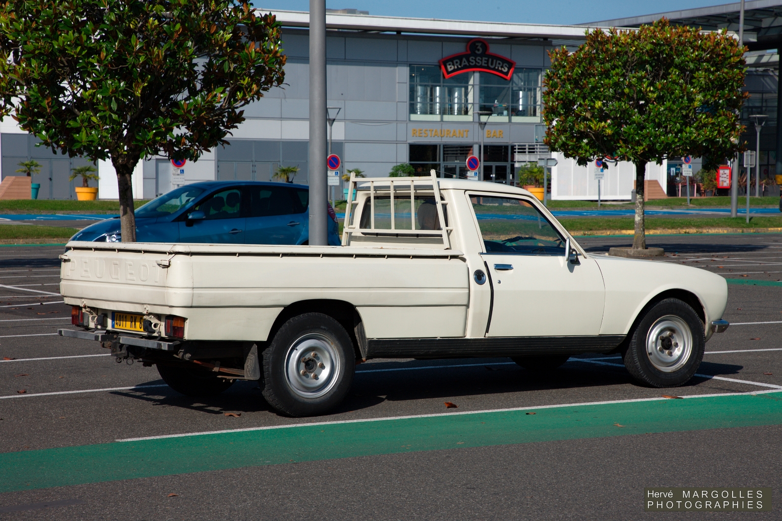 Peugeot 504 Pick-Up.jpg